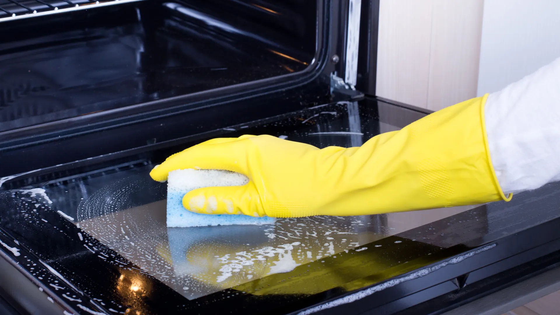 oven aan de binnenkantschoonmaken