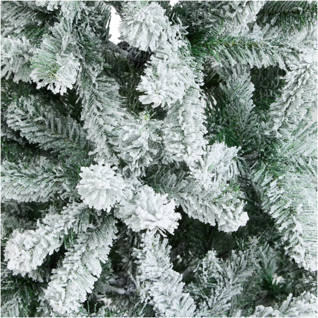 Árvore de Natal artificial com neve