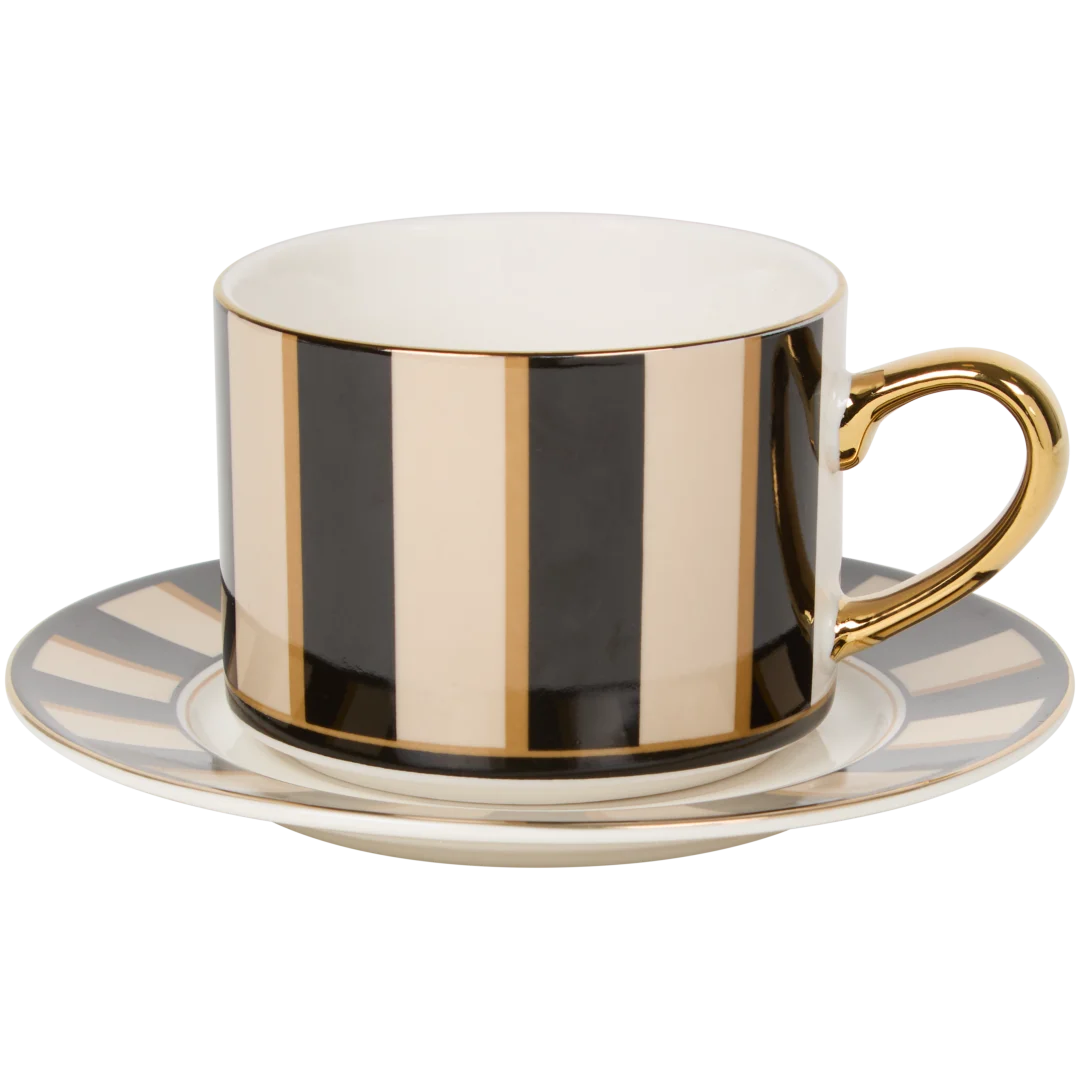 Tasse und Untertasse aus Porzellan