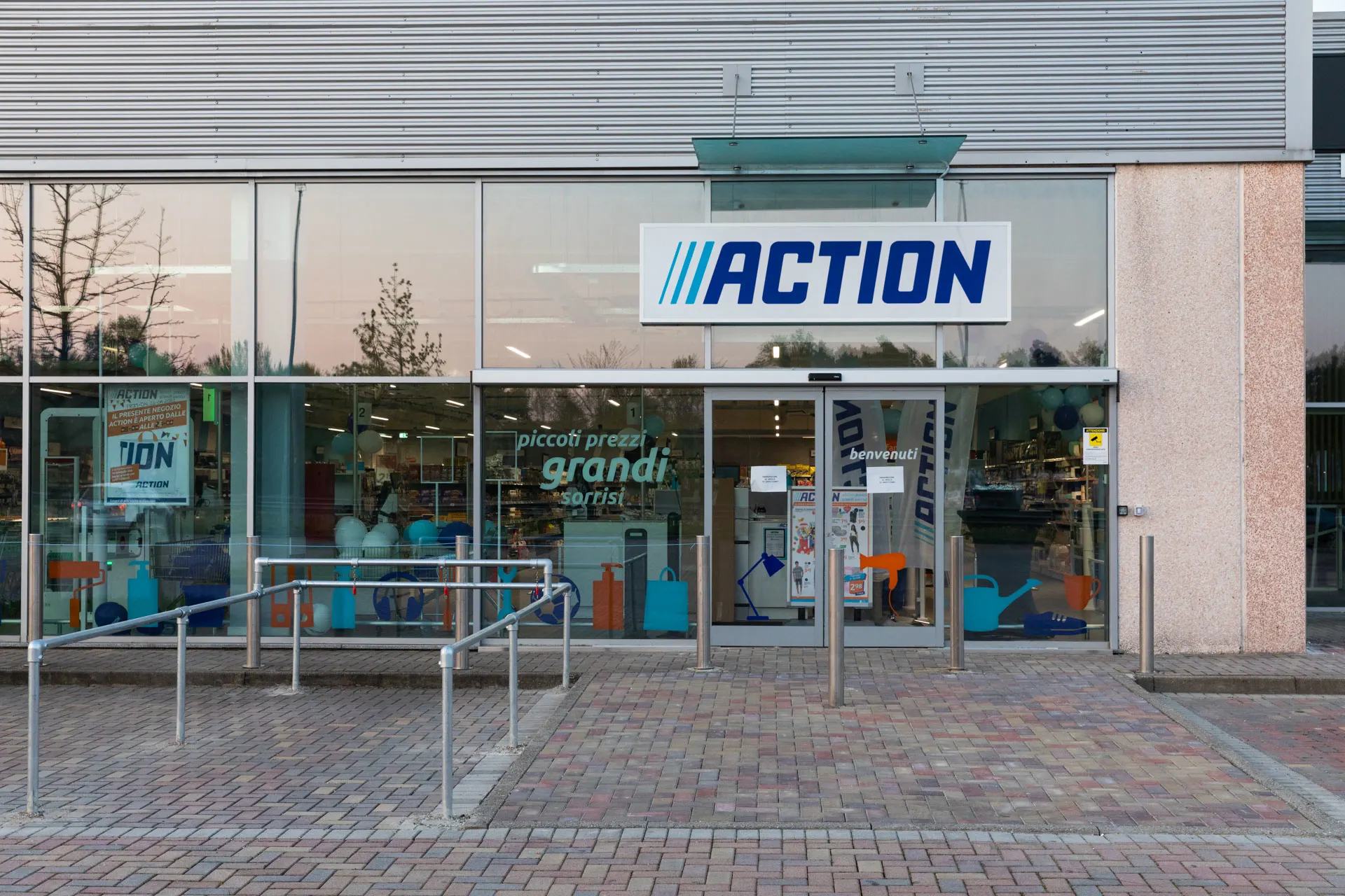 ActionStore_Shop_Entrance_Italy_Vanzaghello_2021